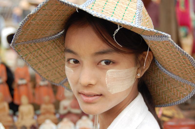 Burmese girl using Thanakha 