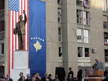 Clinton statue in Kosovo