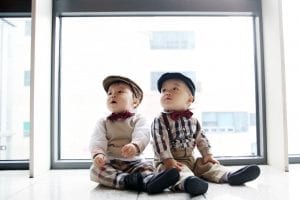 Toddler twins dressed with identical hats