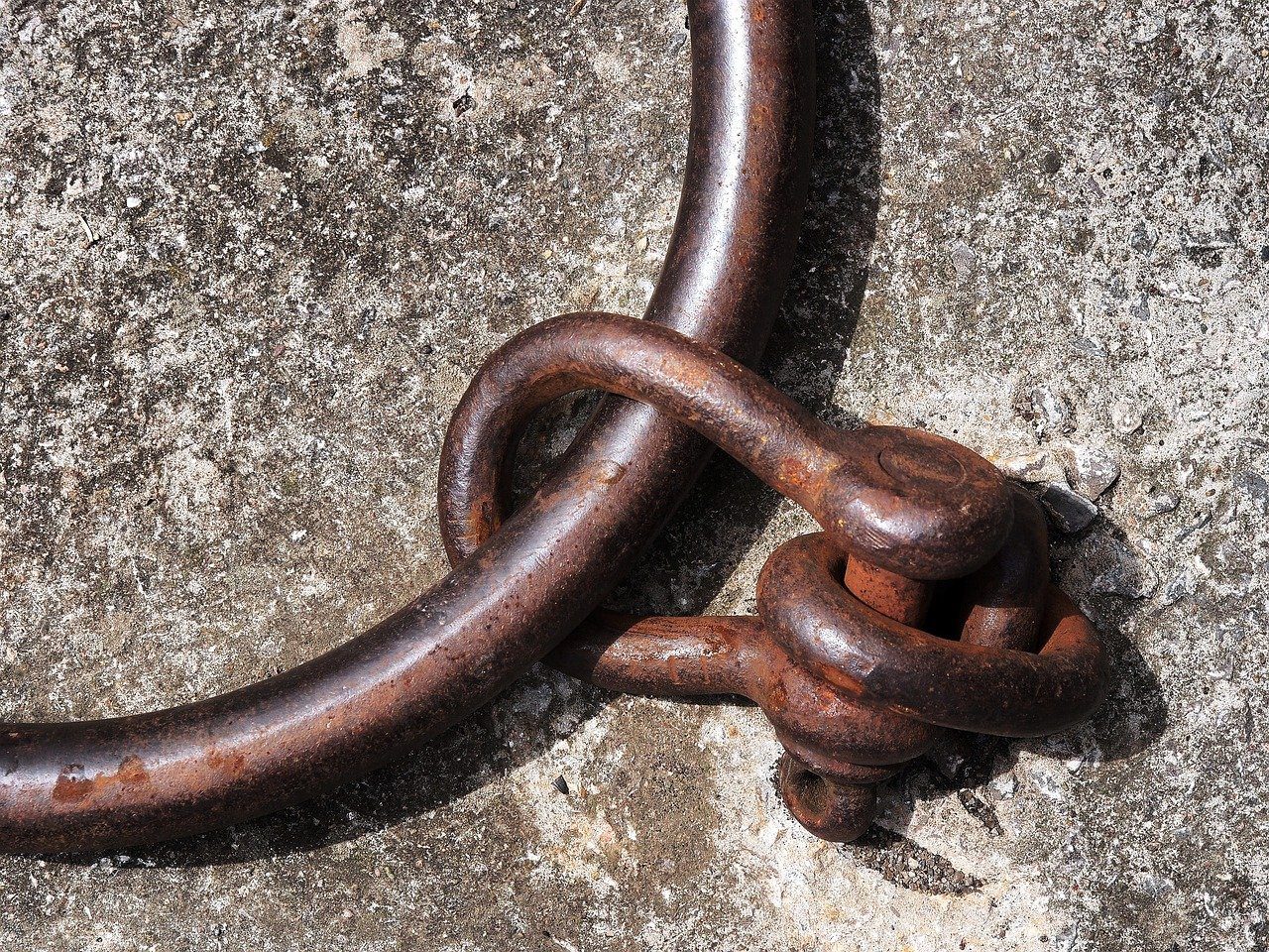 an iron ring shackle