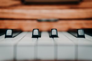 how to learn to play the piano