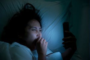 stop looking at your smartphone in bed to sleep better
