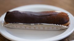 chocolate eclair